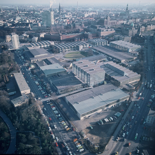 Sicht auf mehrere Gebäude und Straßen aus der Vogelperspektive.