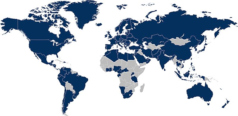 Es ist eine Weltkarte zu sehen auf weißem Hintergrund. Die Länder sind dunkelblau abgebildet.