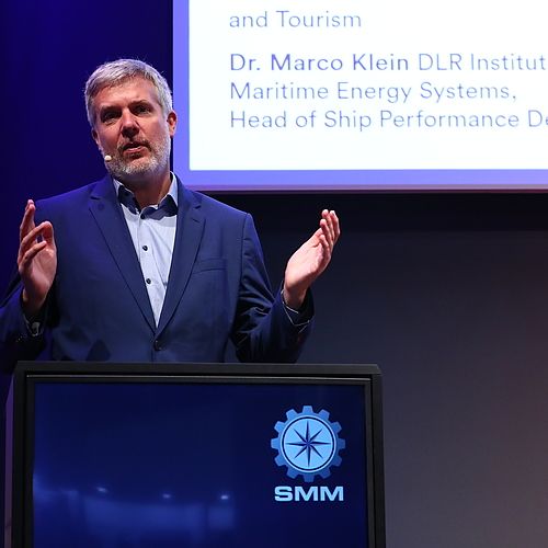 Ein Speaker spricht auf der Bühne des SMM Offshore Dialogue Kongress.